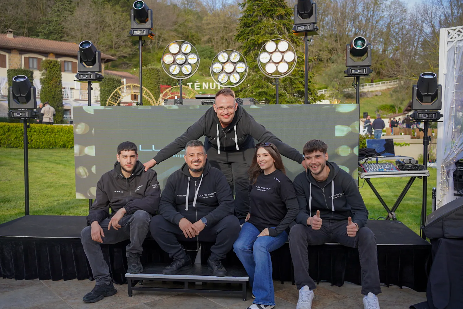 La squadra di Lucs Eventi, cinque persone con le felpe del marchio, sul palco davanti al ledwall