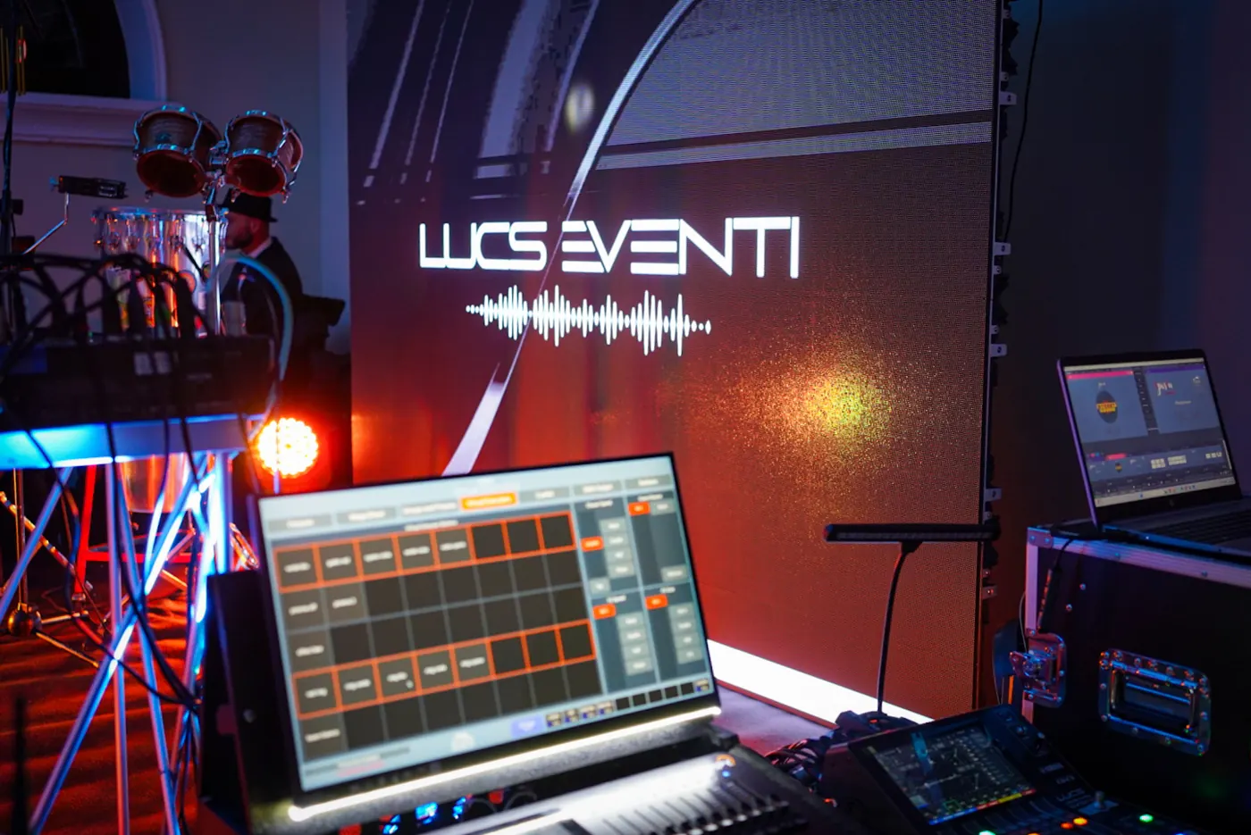 La regia luci davanti al ledwall col logo Lucs Eventi